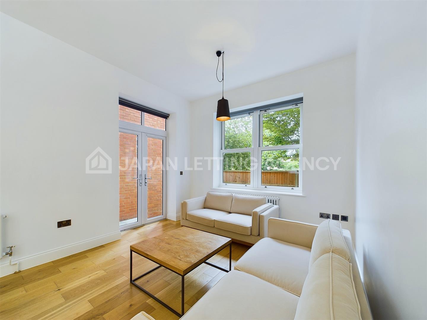 Flat Creffield Road in Greater London