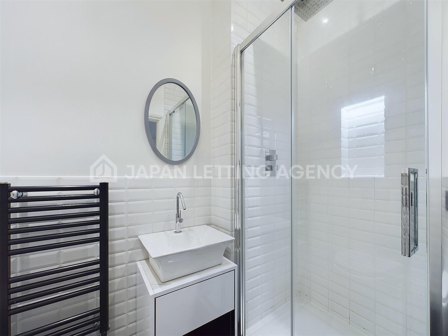 Flat Creffield Road in Greater London