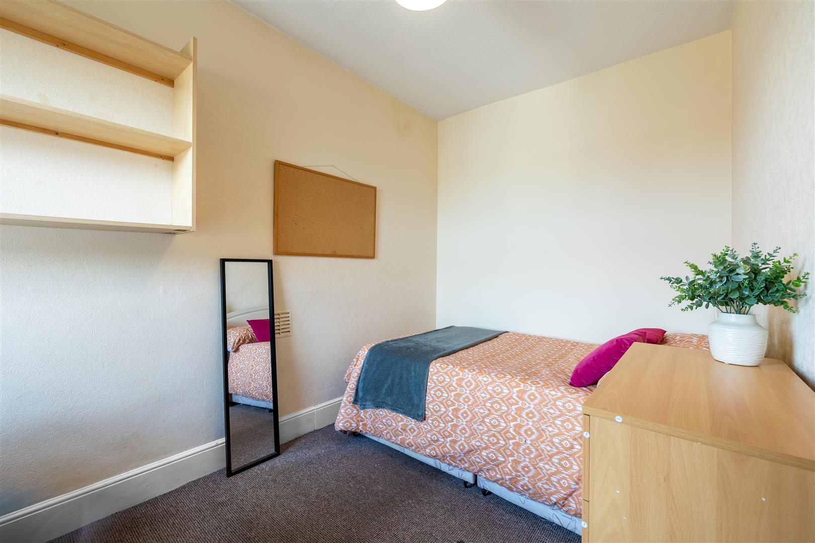 Room Langley Road in Lancaster