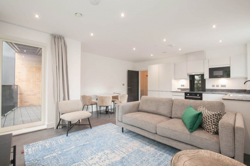 Flat Kew Bridge Road in Greater London