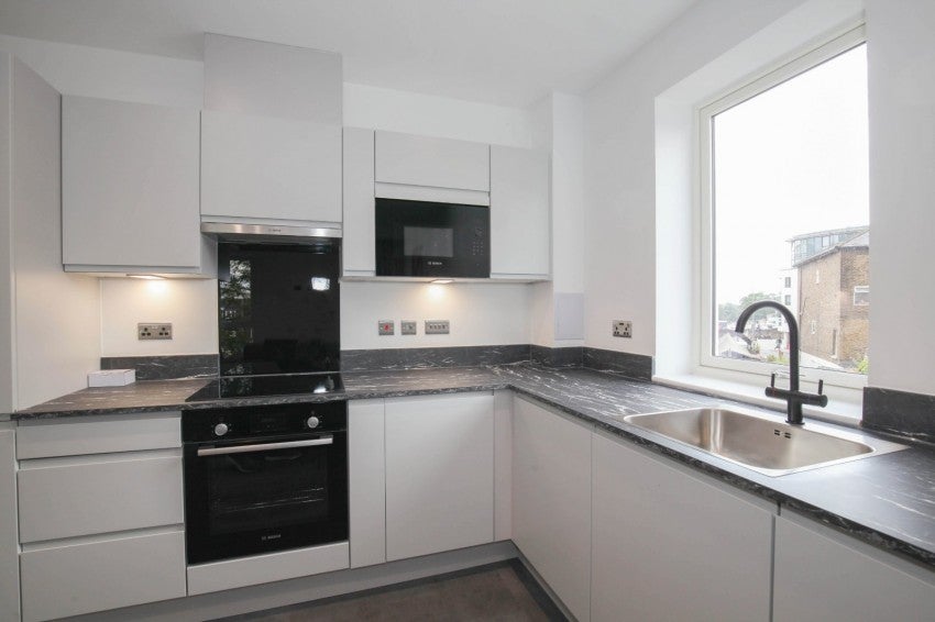 Flat Kew Bridge Road in Greater London