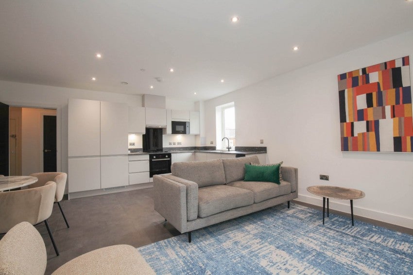 Flat Kew Bridge Road in Greater London