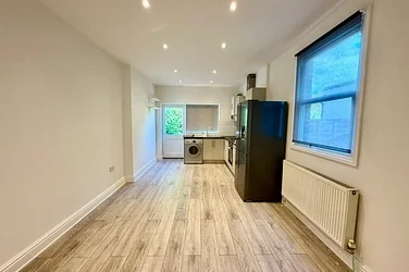 Flat Northfield Avenue in Greater London