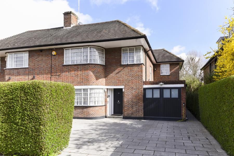 House Litchfield Way in Greater London
