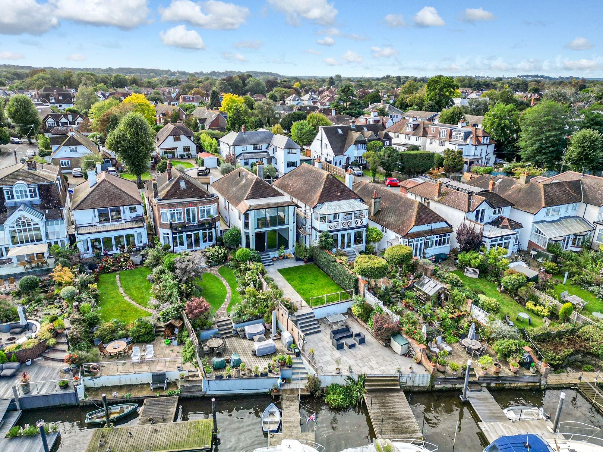 House Queen's Drive in Elmbridge