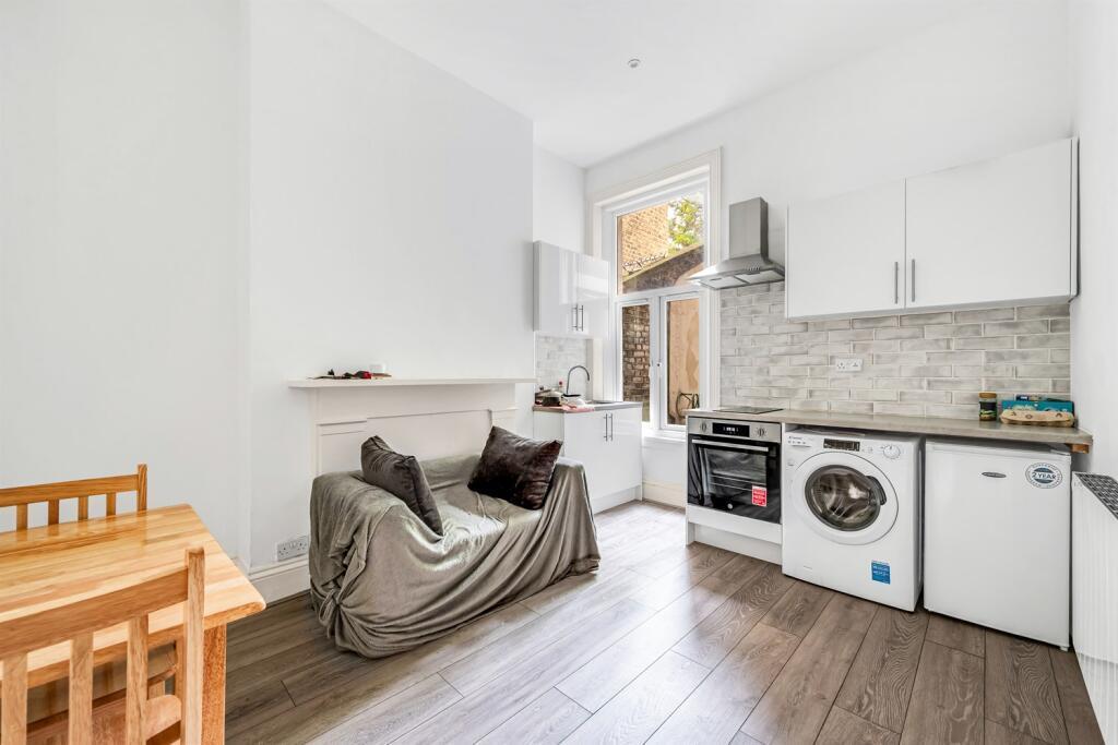 Flat Warwick Road in Greater London