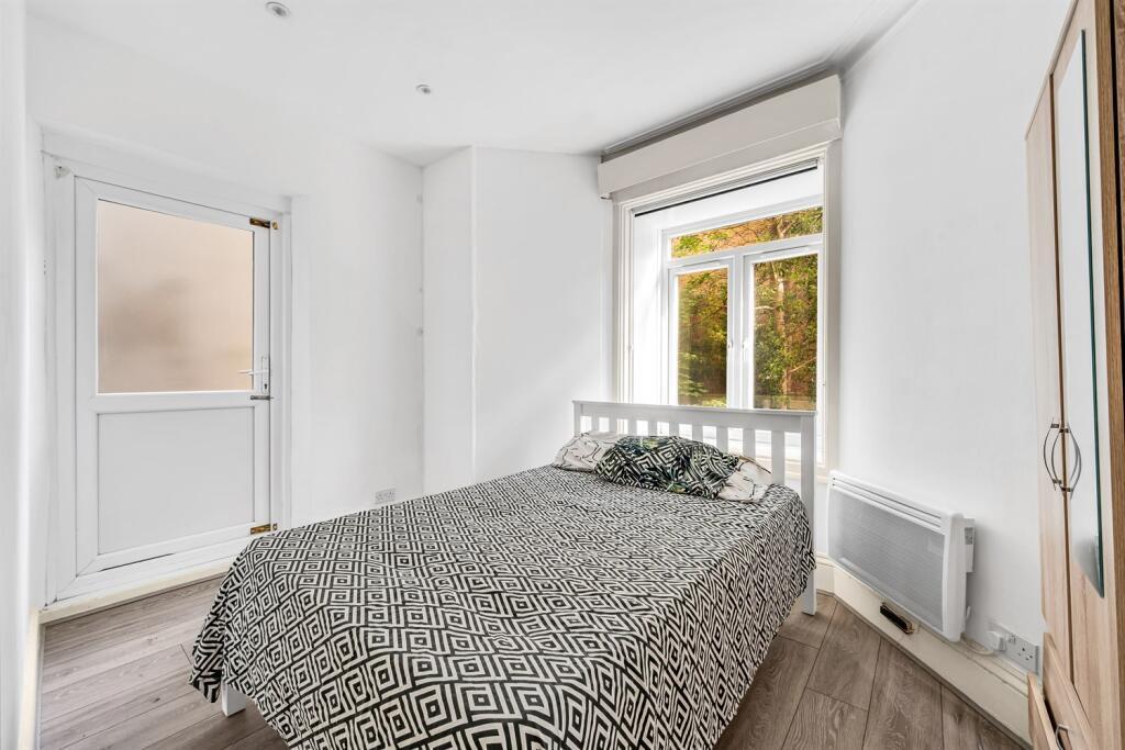 Flat Warwick Road in Greater London