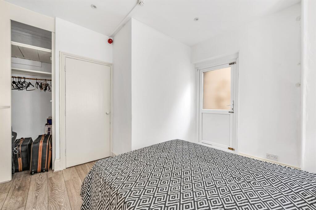 Flat Warwick Road in Greater London