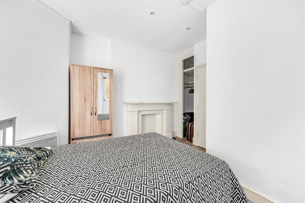 Flat Warwick Road in Greater London