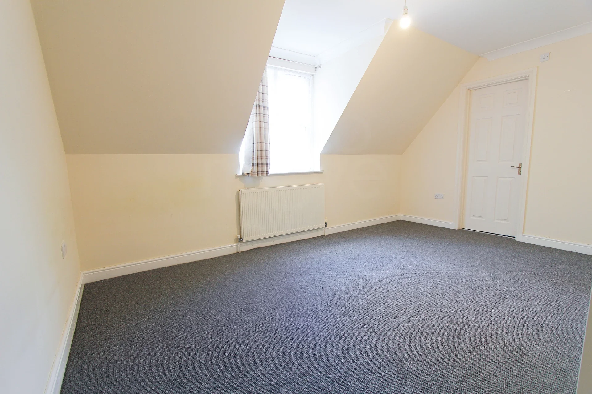 Flat Avondale Road in Greater London