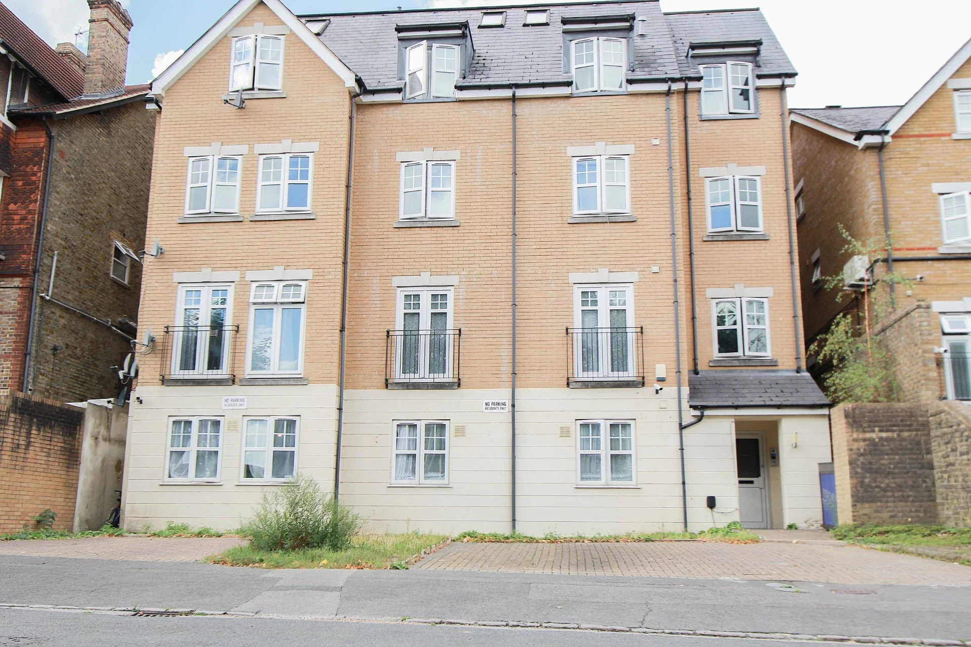 Flat Avondale Road in Greater London