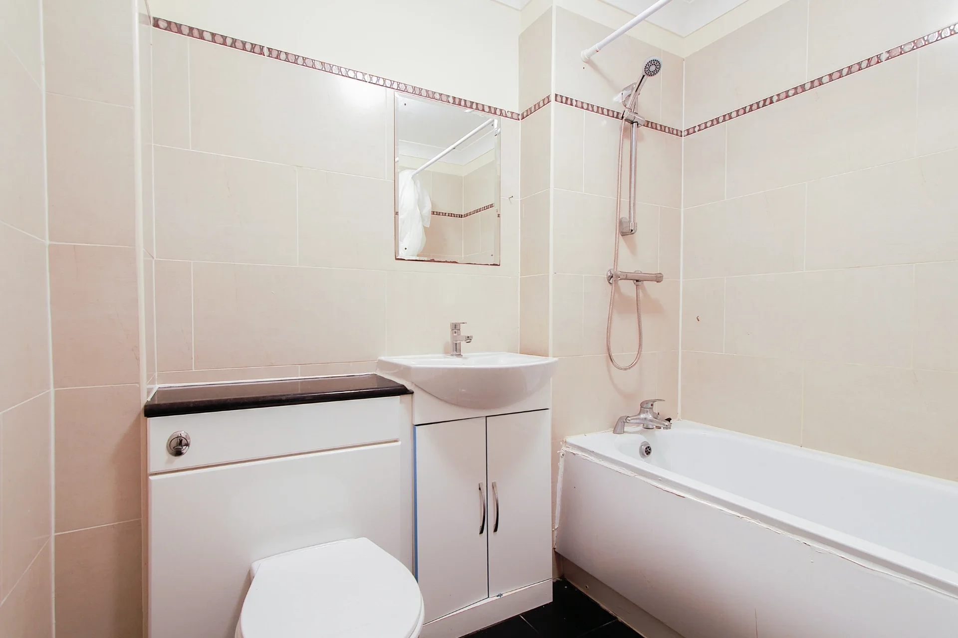 Flat Avondale Road in Greater London