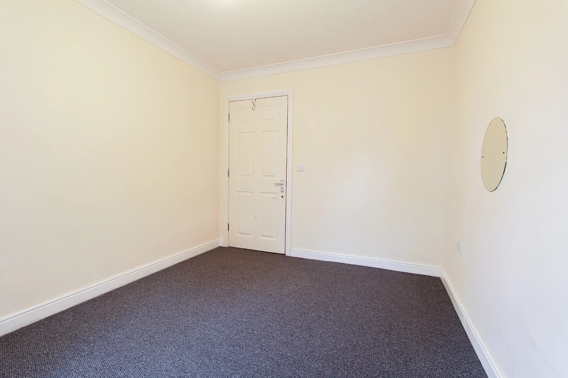 Flat Avondale Road in Greater London