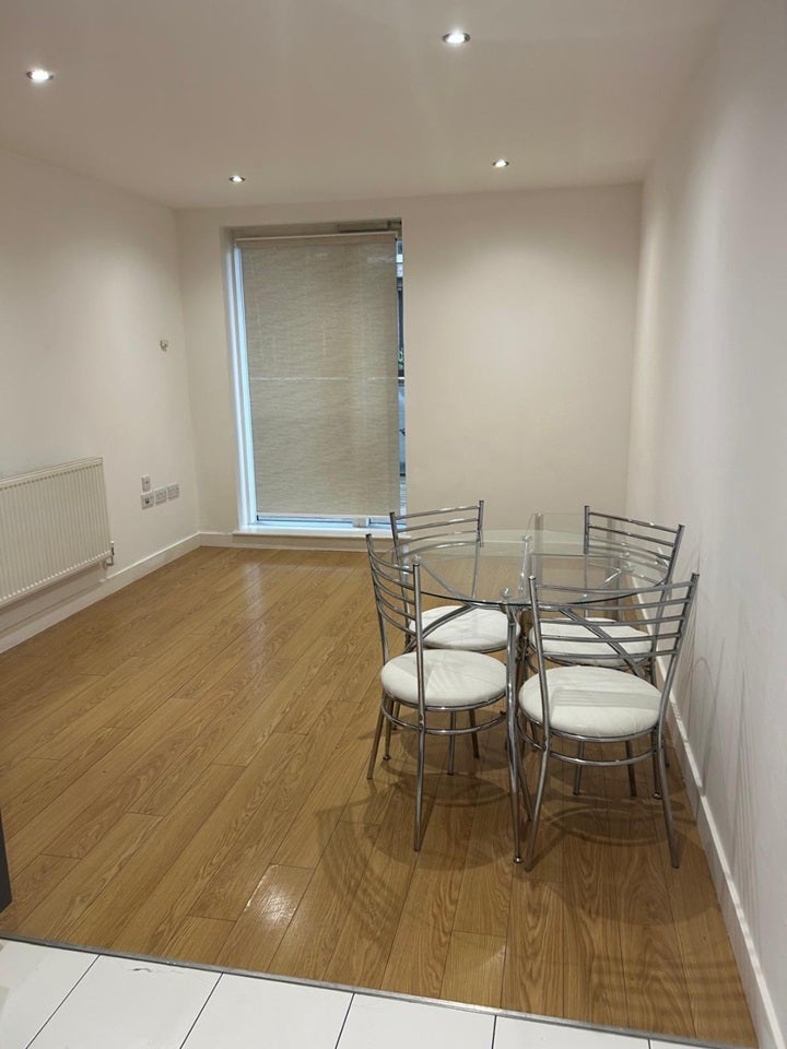 Flat Rossett Way in Greater London
