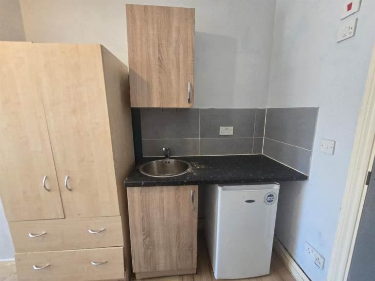 Flat Barnfield Road in Greater London
