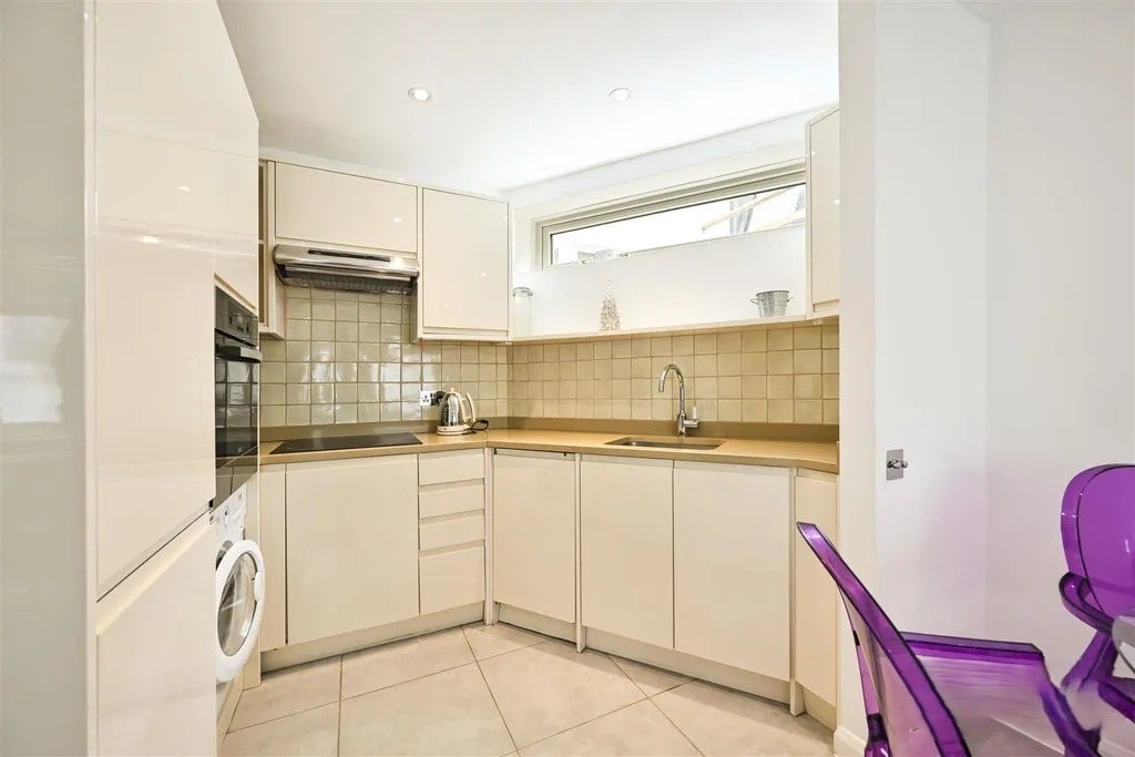 Flat Gloucester Terrace in City of Westminster