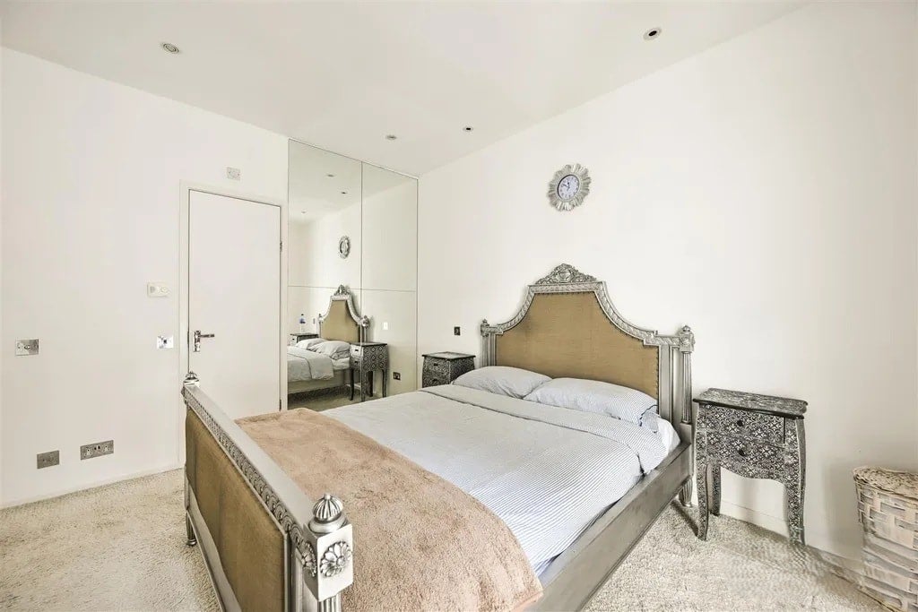 Flat Gloucester Terrace in City of Westminster