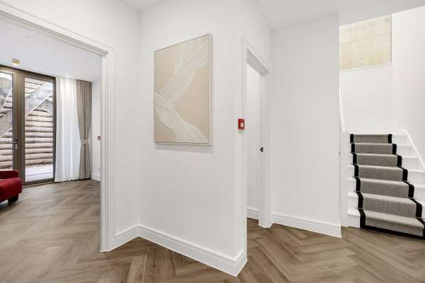 Flat Russell Gardens in Greater London
