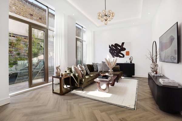 Flat Russell Gardens in Greater London