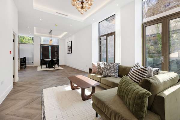 Flat Russell Gardens in Greater London