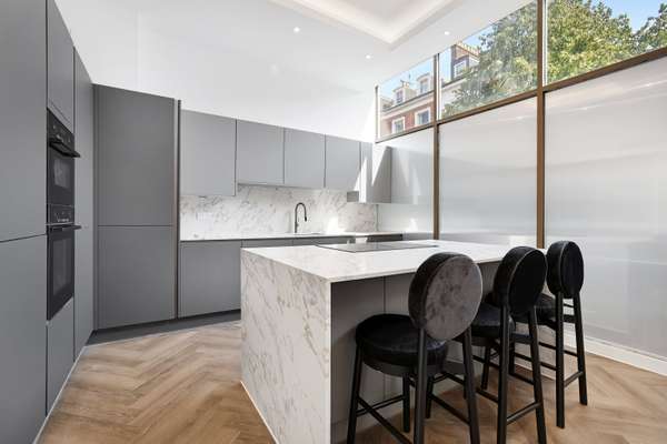 Flat Russell Gardens in Greater London