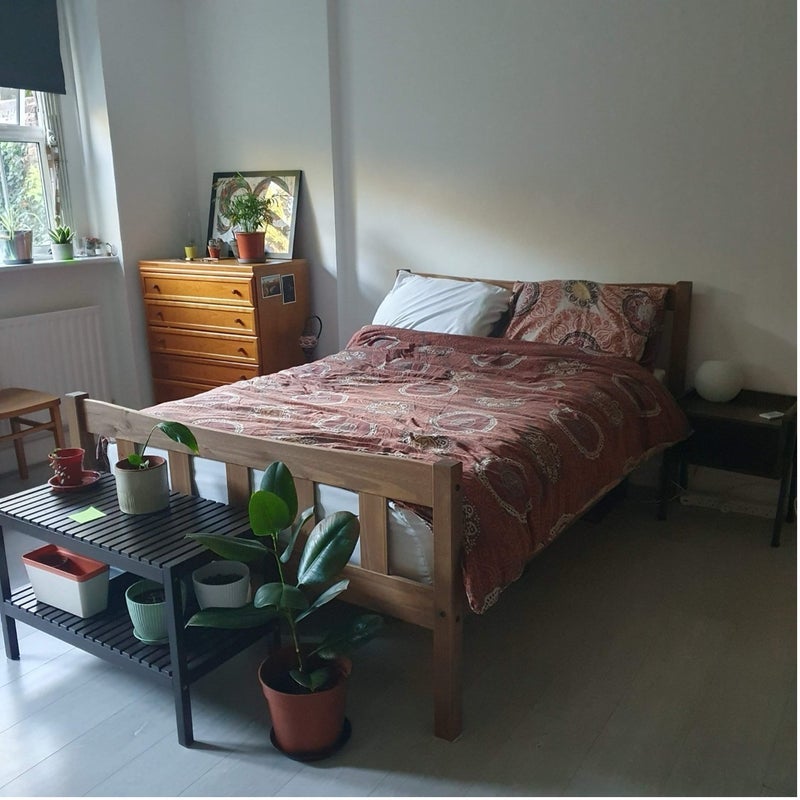 Room Manor Avenue in Greater London