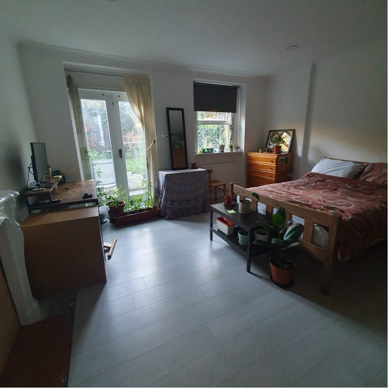 Room Manor Avenue in Greater London