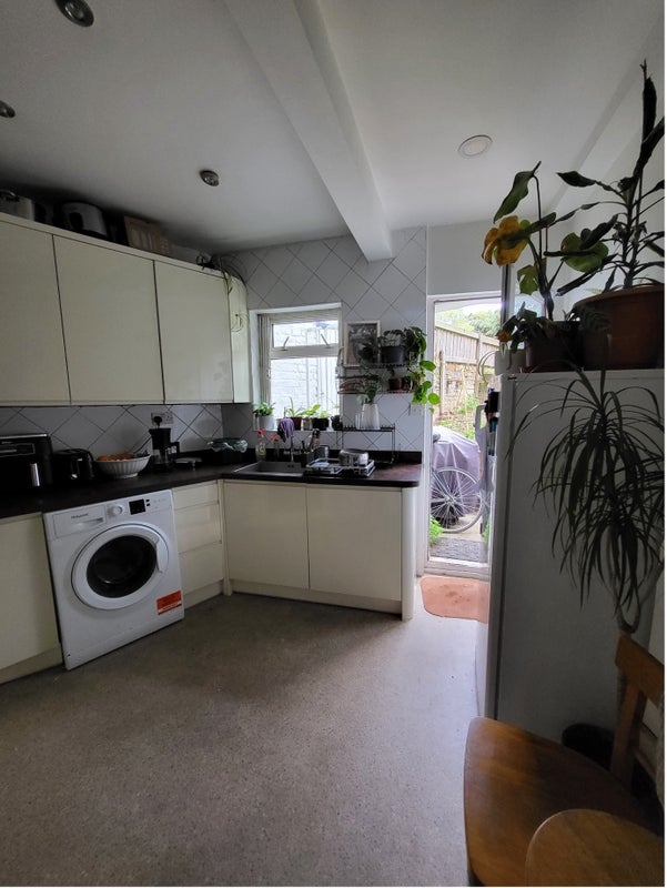 Room Manor Avenue in Greater London