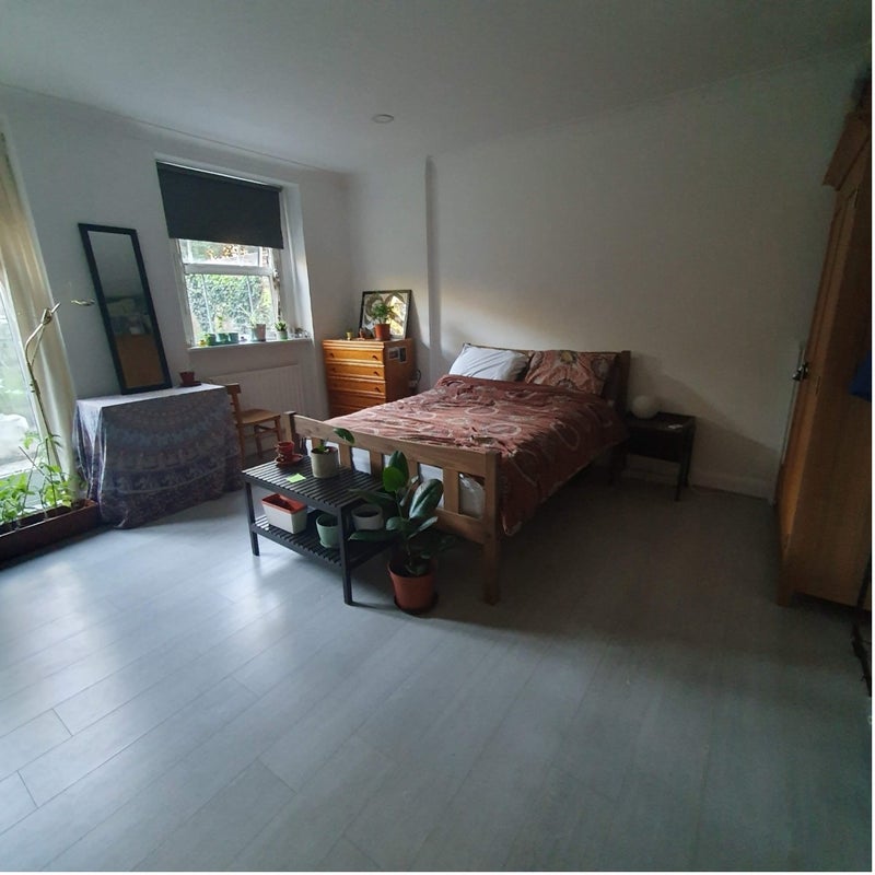 Room Manor Avenue in Greater London