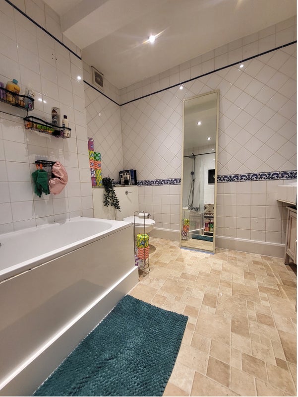 Room Manor Avenue in Greater London