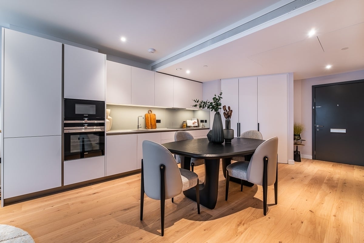 Flat Electric Boulevard in Greater London