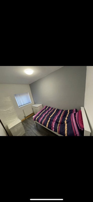 Room Manor Farm Road in Birmingham
