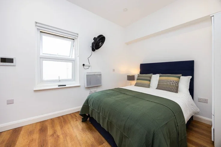 Flat Warwick Road in Greater London