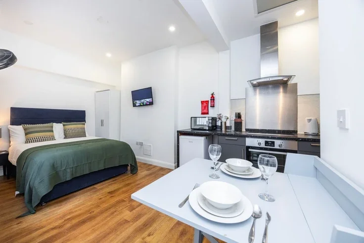 Flat Warwick Road in Greater London