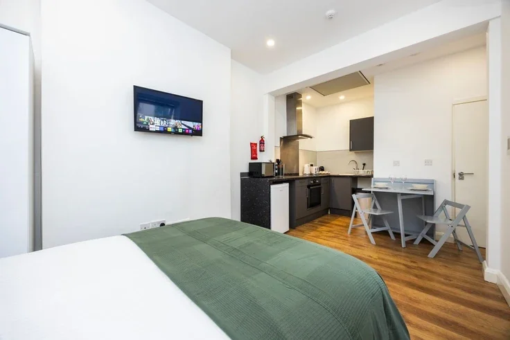 Flat Warwick Road in Greater London