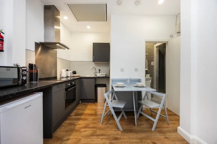 Flat Warwick Road in Greater London