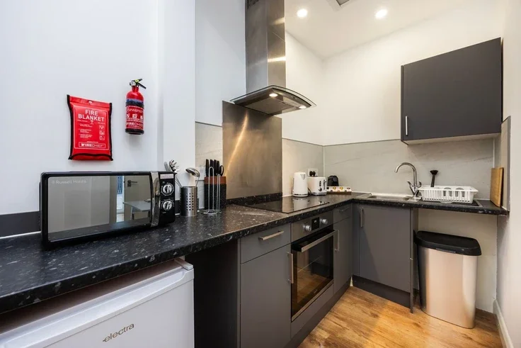 Flat Warwick Road in Greater London