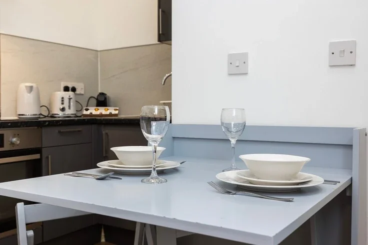 Flat Warwick Road in Greater London