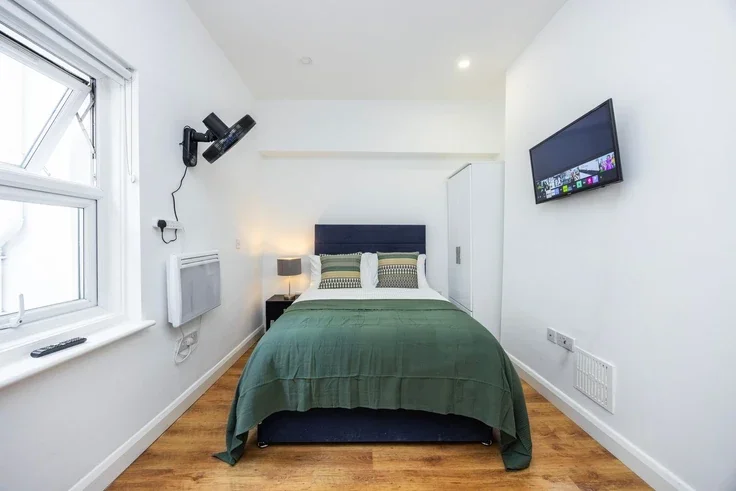 Flat Warwick Road in Greater London