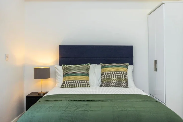 Flat Warwick Road in Greater London
