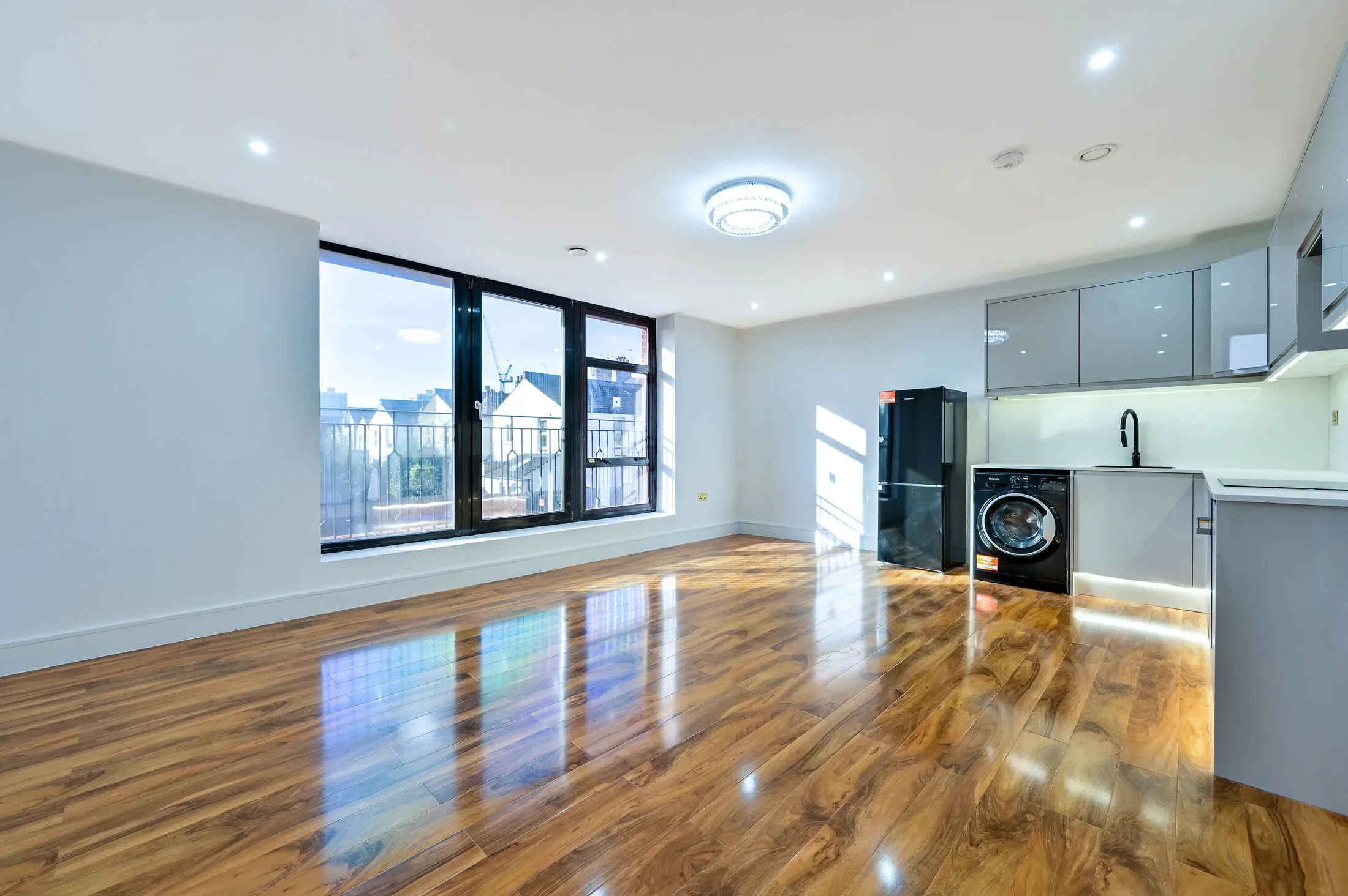 Flat Cobham Road in Greater London
