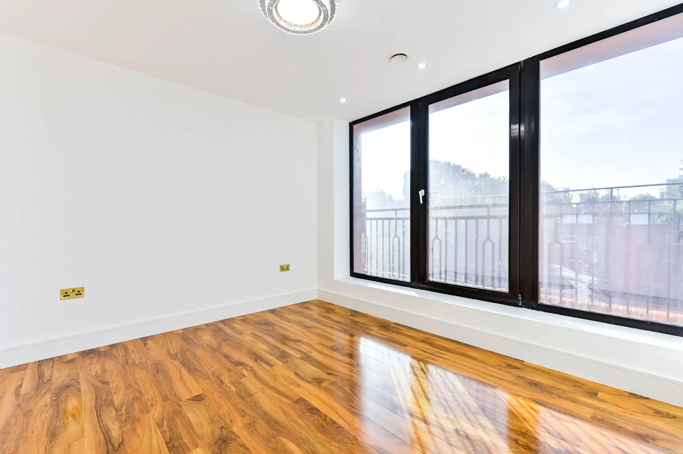 Flat Cobham Road in Greater London