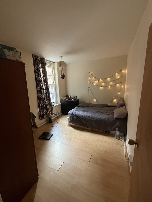 Flat Boundary Street in Greater London