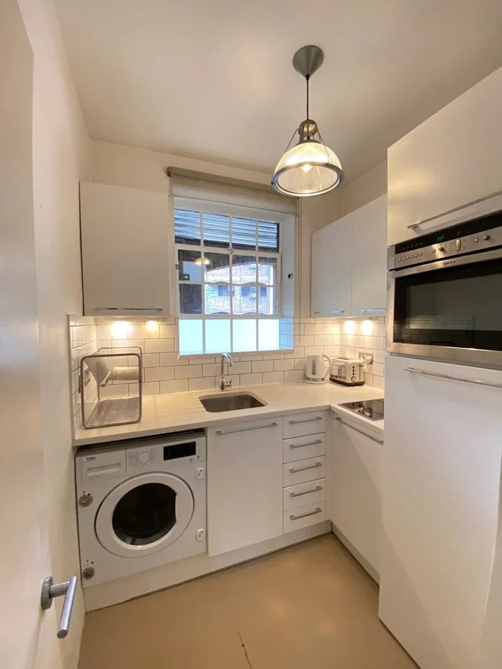 Flat Mortimer Crescent in Greater London