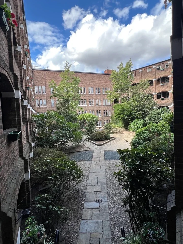 Flat Mortimer Crescent in Greater London