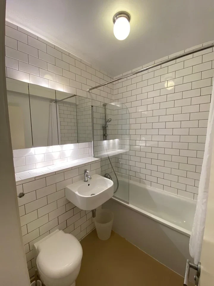Flat Mortimer Crescent in Greater London