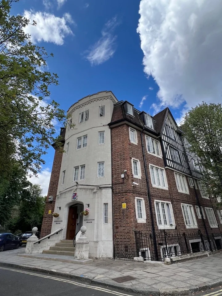 Flat Mortimer Crescent in Greater London