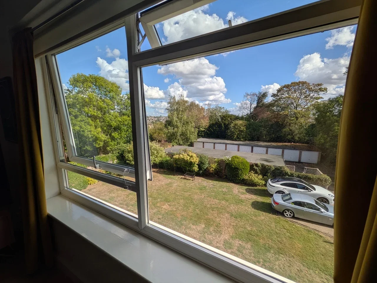 Flat Lyonsdown Road in Greater London