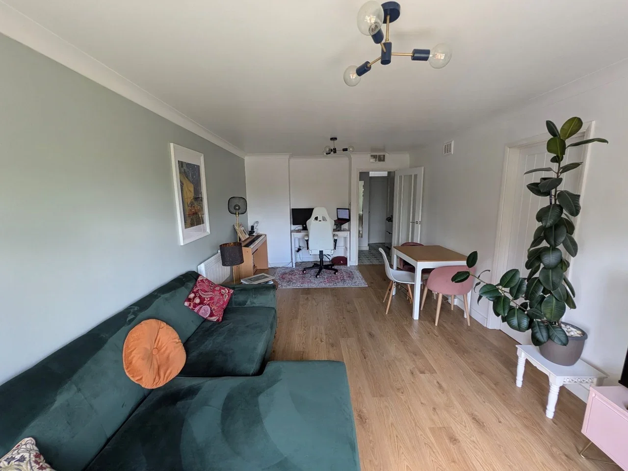 Flat Lyonsdown Road in Greater London