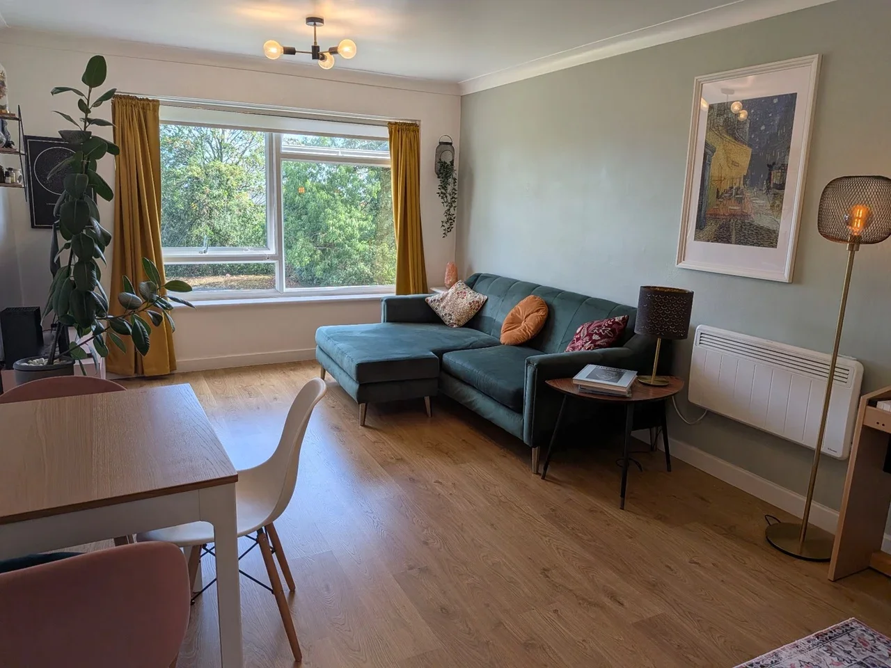 Flat Lyonsdown Road in Greater London